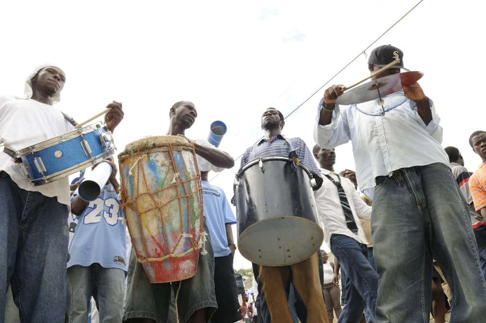 Una de las metresas más puras y veneradas por las 21 divisiones es Metresili, o La Virgen Dolorosa. Es la dama refinada que se invoca para pedir favores de amor, riqueza y prosperidad. A ella hay que consentirla con objetos de lujo como joyas y champagne.