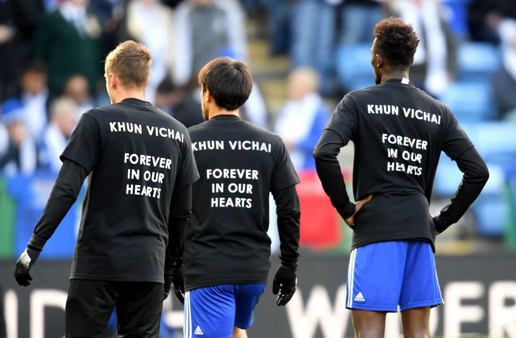 "Por siempre en nuestros corazones", el lema en las playeras de los jugadores del Leicester en la antesala del juego contra el Burnley.
