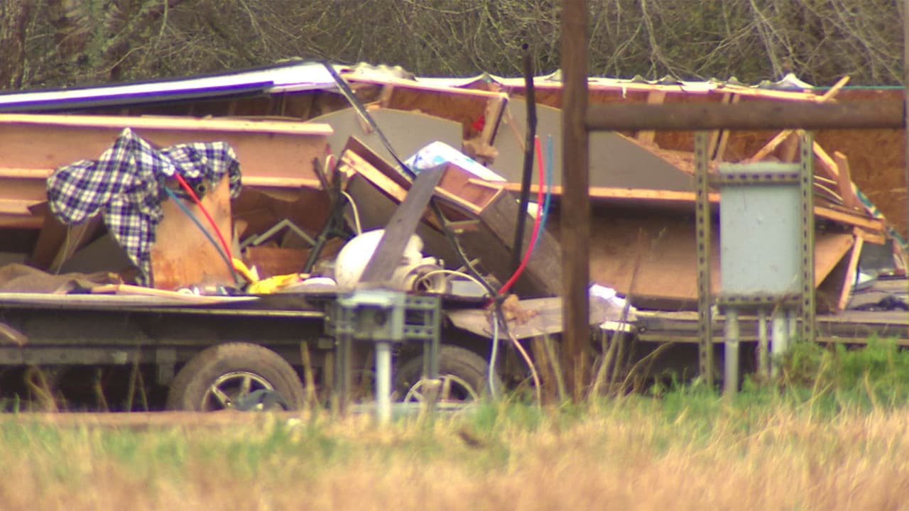 A las 5:45 am, autoridades del condado Fort Bend recibieron una llamada sobre un tornado que había arrasado a una casa móvil donde vivían cinco personas.