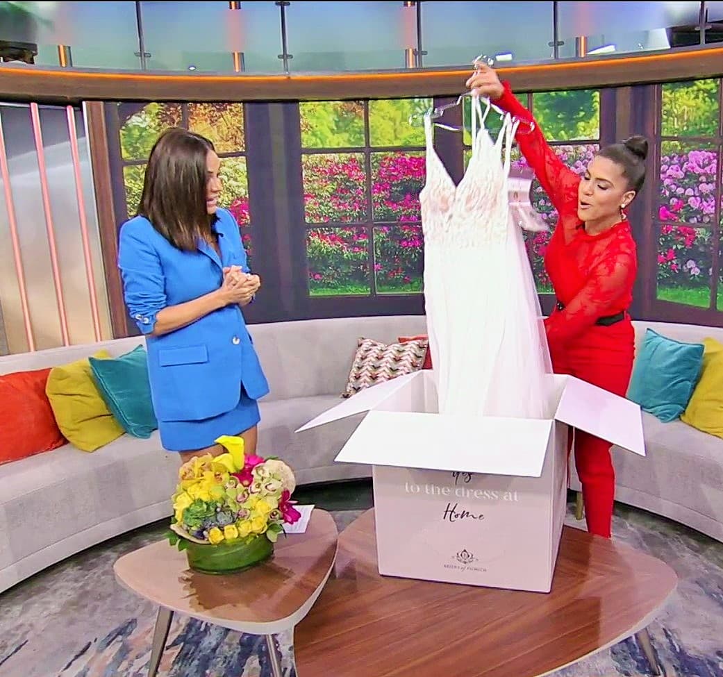 La caja que contenía un ajuar de novia, velo y accesorios emocionó a todos en el estudio, ya que sus amigos y compañeros también desean verla caminar hacía al altar.