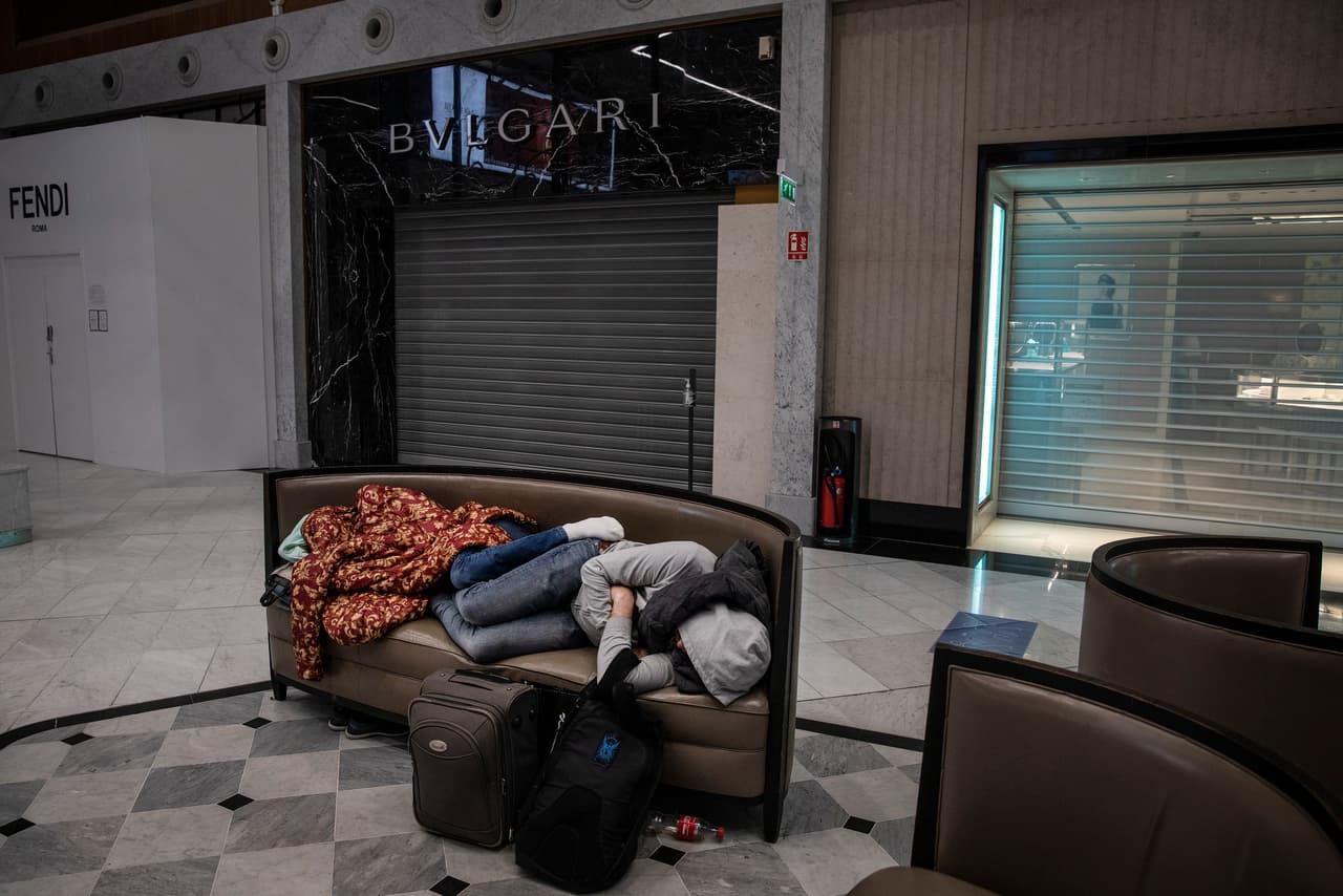 Cómo algunas personas pueden acabar viviendo en los aeropuertos durante meses o incluso años