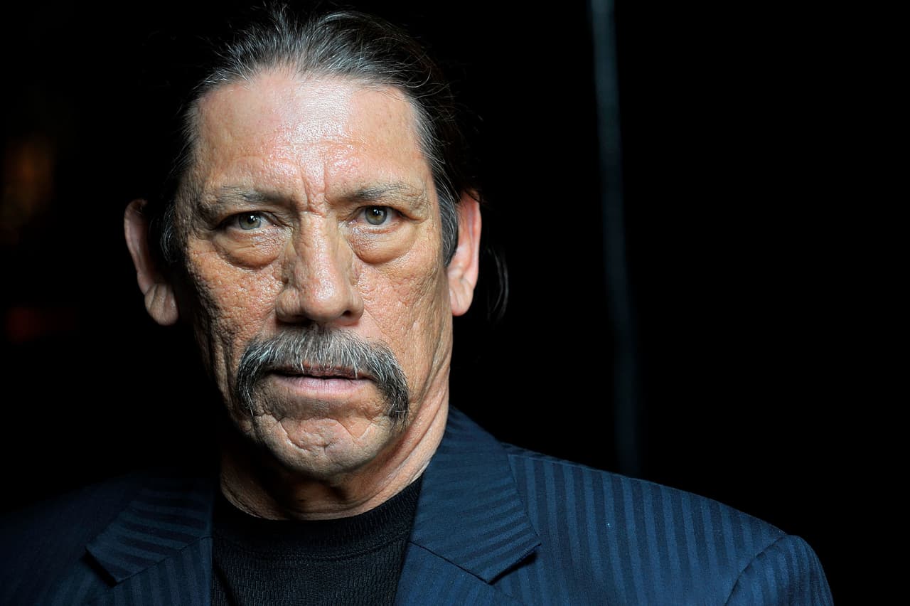 <b>En la vida real,</b> antes de triunfar en Hollywood, 
<b>Trejo fue adicto a la heroína</b>, estuvo preso casi 11 años y 
<b><a href="https://www.metro.pr/pr/cine/2012/12/10/salvado-pena-muerte-danny-trejo.html" target="_blank">se salvó de morir en la cámara de gas</a>, </b>lo que atribuye a haberle pedido a Dios que si lo dejaba morir con dignidad, se comprometía a ayudar a la gente. Tras salir de la cárcel en 1969, el actor se dedicó a contar su historia para motivar a los demás a cambiar su vida.