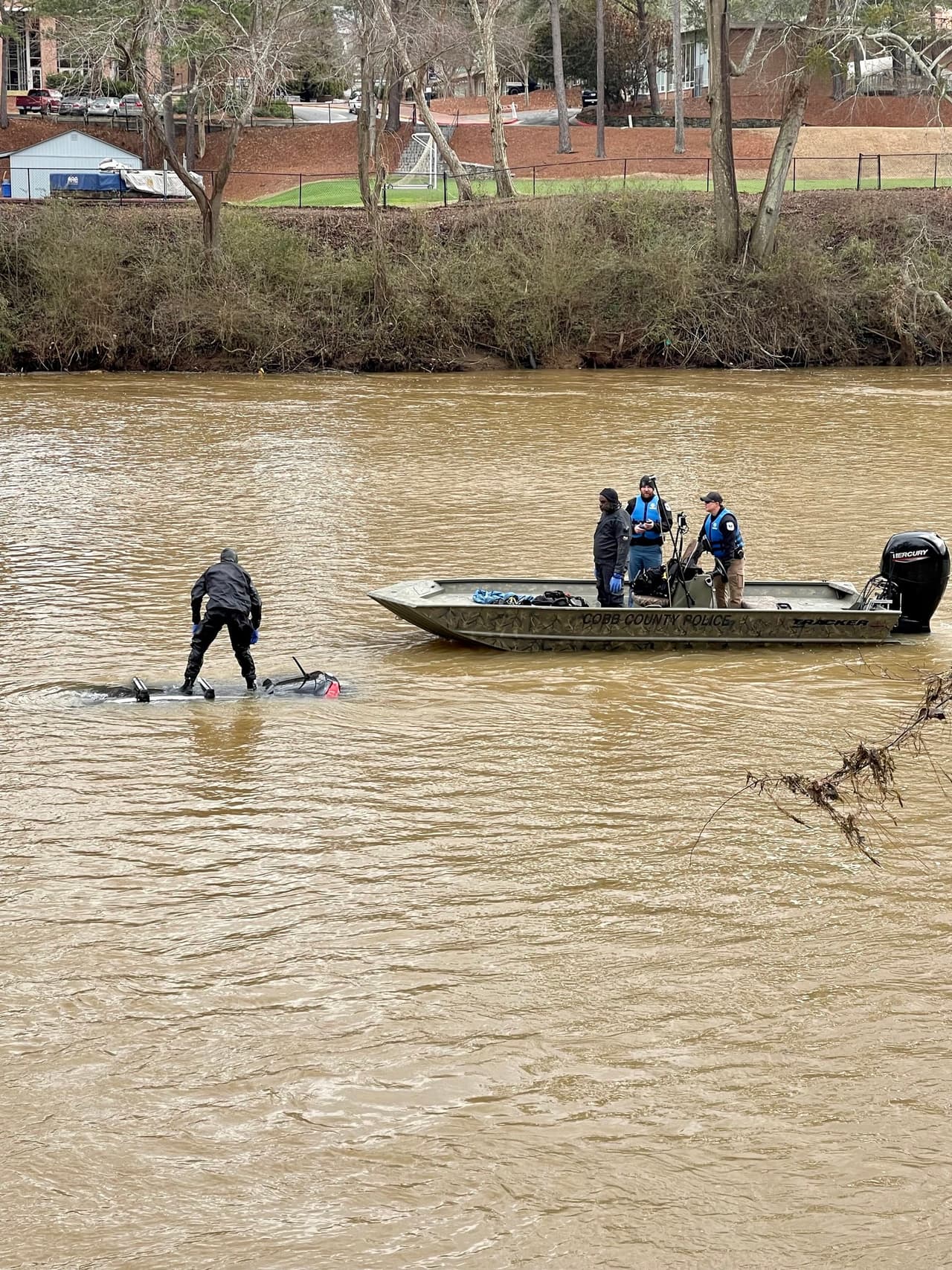 El auto entró al río cerca de la calle Paces Mill y viajó aproximadamente 750 metros río abajo donde finalmente se hundió.