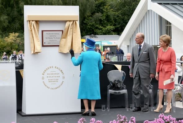 Fiel a su agenda de trabajo, la reina ha tenido una jornada sin mayores festejos pero en la que ha inaugurado una nueva ruta ferroviaria en Escocia.