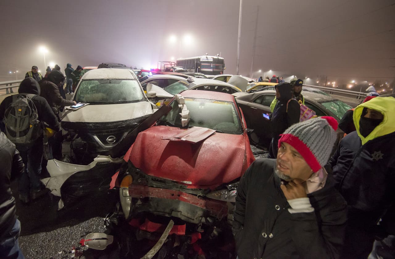 El frío intenso que alcanzó los 23 grados Fahrenheit (-5 centígrados) en algunas zonas del norte mexicano cubrió de hielo la carretera en el puente de Luis Echeverría en Saltillo, en el estado de Coahuila, y ocasionó un accidente vial múltiple. El frío continuará con bancos de niebla o neblina en el norte, el noreste, el oriente y el centro de México.