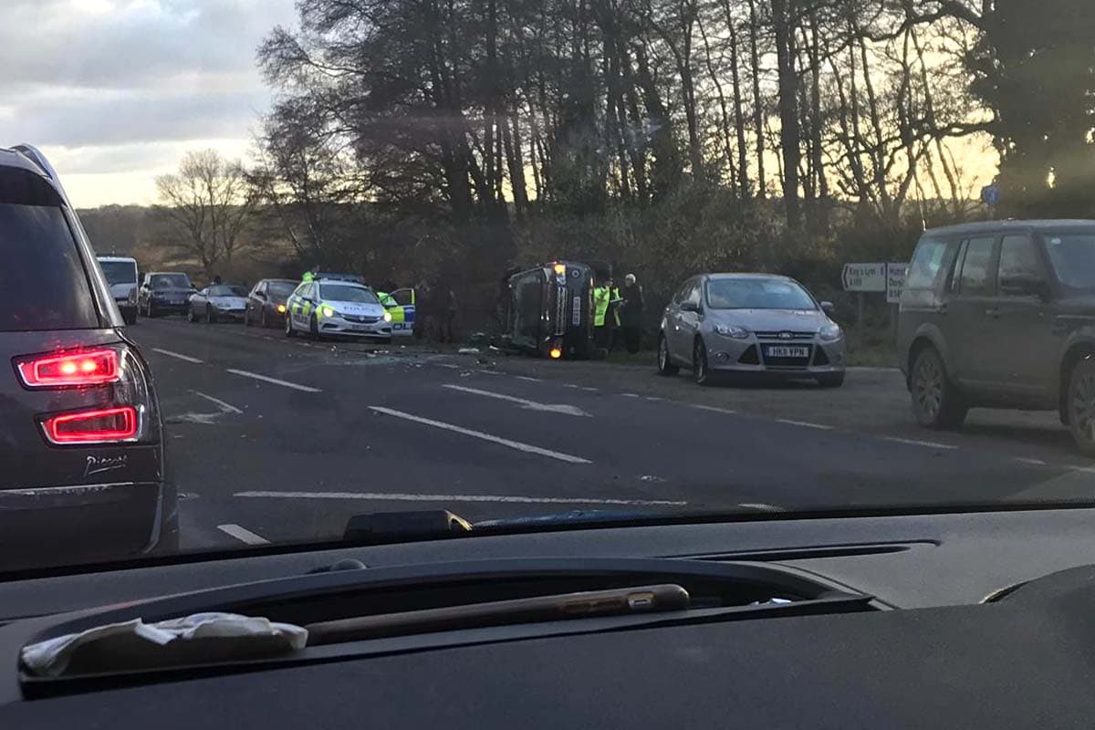 Roy Warne, de 75 años, fue testigo del choque mientras se dirigía a su casa y dijo a 
<b><a href="https://www.bbc.com/news/uk-46918039">la BBC Radio</a></b> que vio cómo la camioneta Land Rover del príncipe Philip se tambaleaba y salía de la carretera después del impacto.