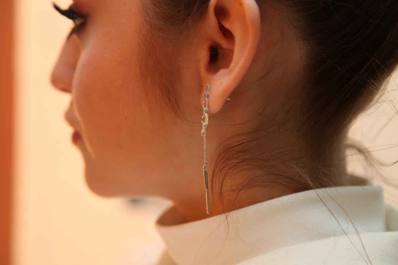 Otra cosa con la que innovó fue con los pendientes largos...