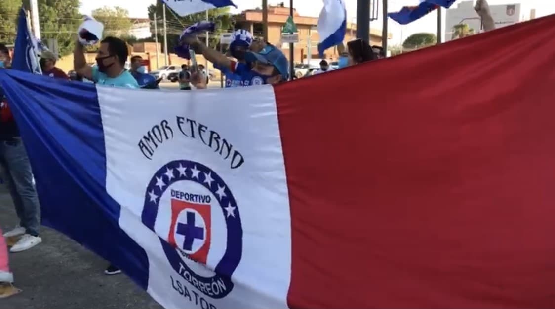 "Azul, Azul, Azul"... ¡Así recibe la afición a La Máquina en Torreón!