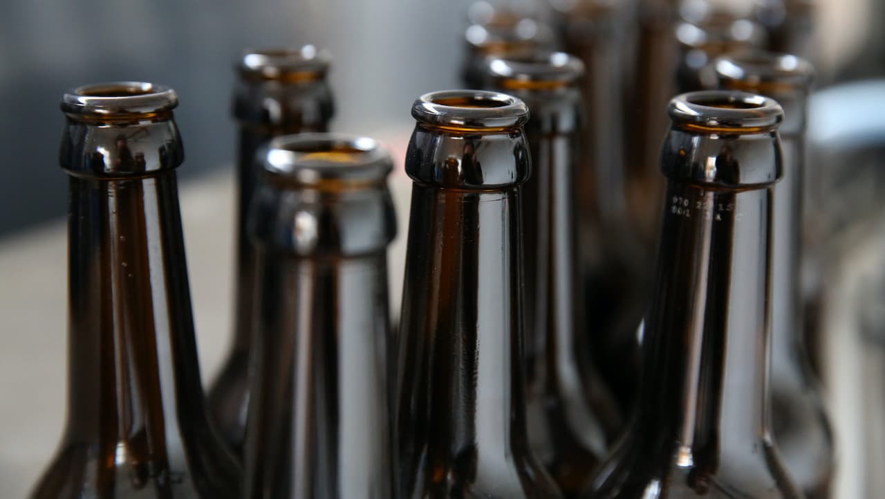 Finalmente, no debes colocar reciclables como vidrio, plástico o metal. Tampoco desperdicios de mascotas, ni madera.