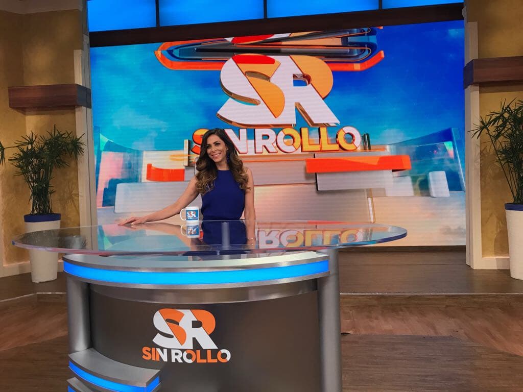 Una más formal, Lourdes sonríe a la cámara.