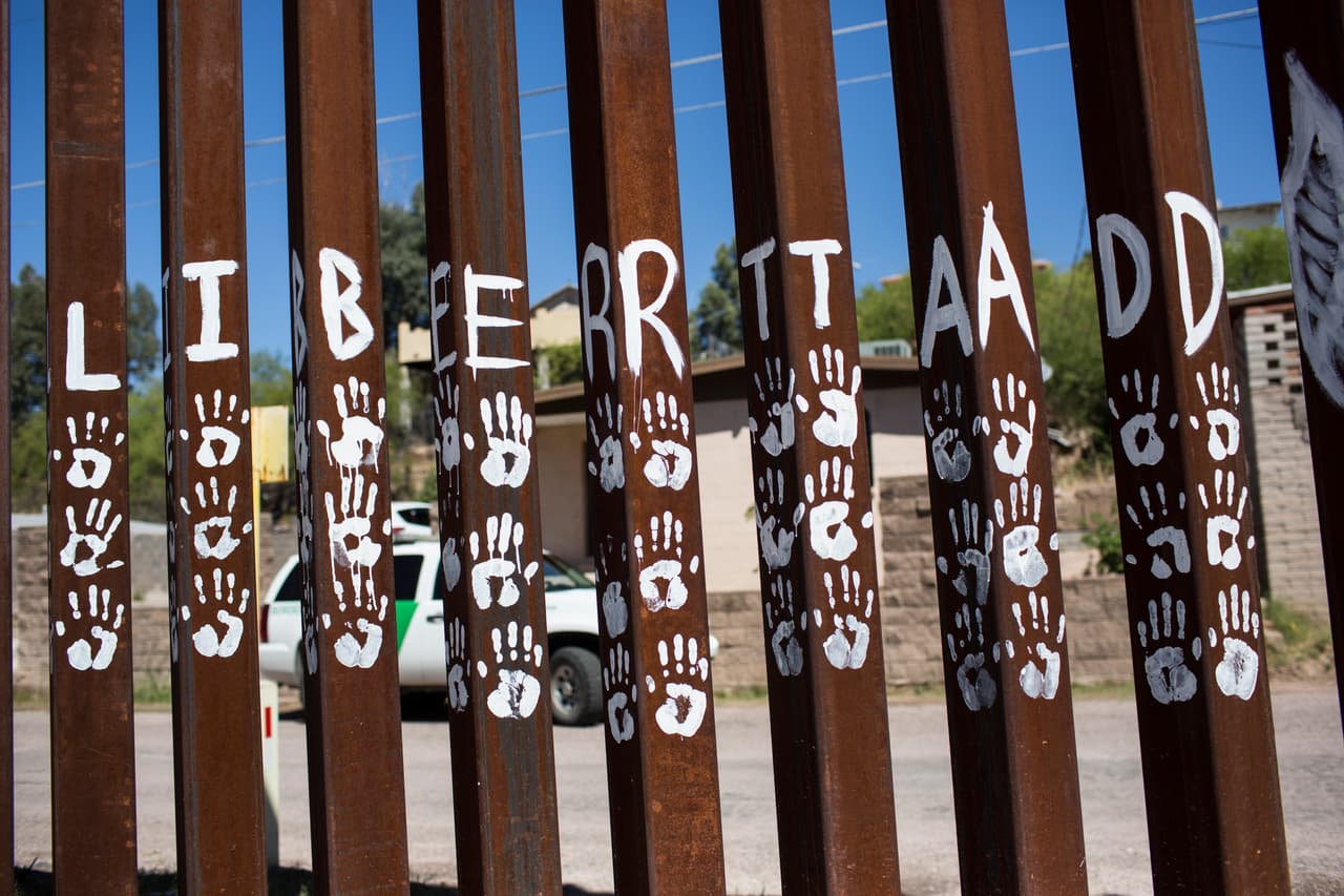 Huellas de manos y la palabra ‘libertad’ en la barda fronteriza en Nogales, México. 2 de abril de 2017.
