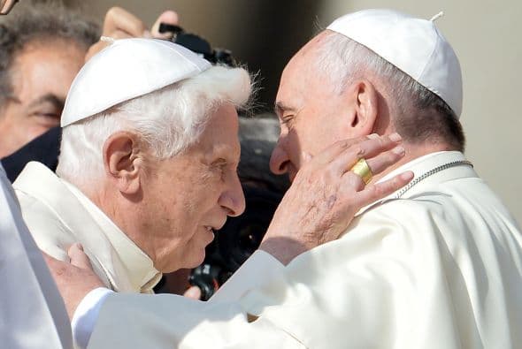 Una histórica imagen: el abrazo de dos Papas. Esta vez, con motivo de la asistencia de Benedicto XVI a una misa papal para las personas de la tercera edad.