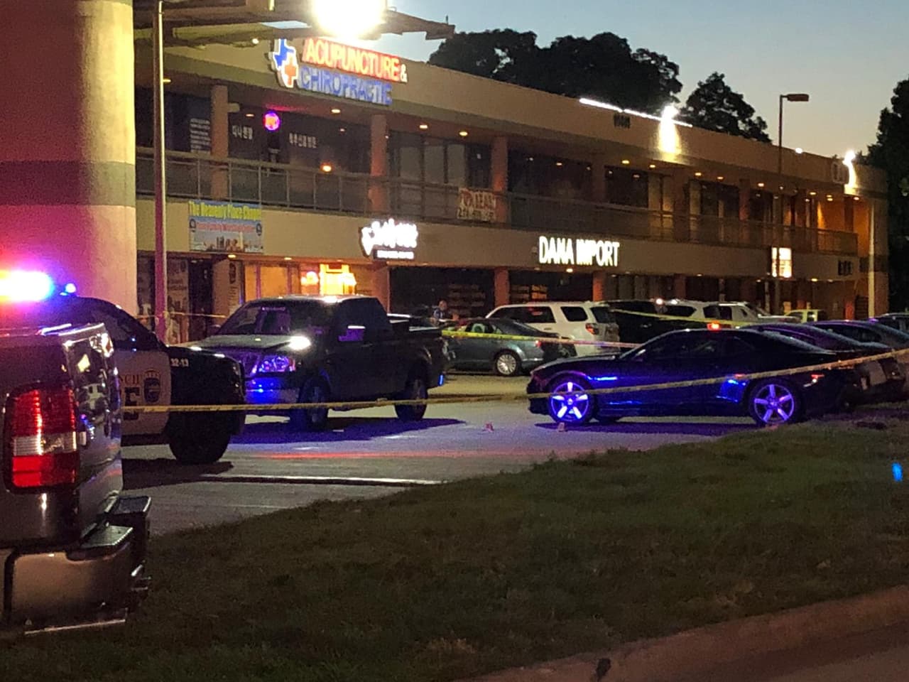 De acuerdo con el Departamento de Policía de Farmers Branch a las 7:00 p.m., oficiales estaban monitoreando una camioneta que había sido reportada robada en la ciudad de Irving.
<br>