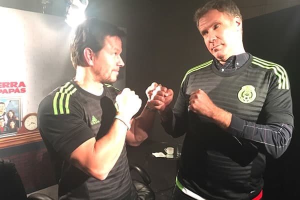 Los actores Mark Wahlberg y Will Ferrell lucieron la playera del Tri