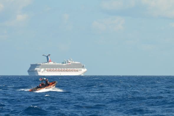 Después de varios días varados en el Golfo de México en condiciones que algunos han calificado de funestas, la mayoría de los pasajeros del barco de crucero Carnival Triumph, que sufrió desperfectos mecánicos debido a un incendio, deben prepararse para viajes de varias horas en autobús el jueves cuando lleguen a tierra firme.