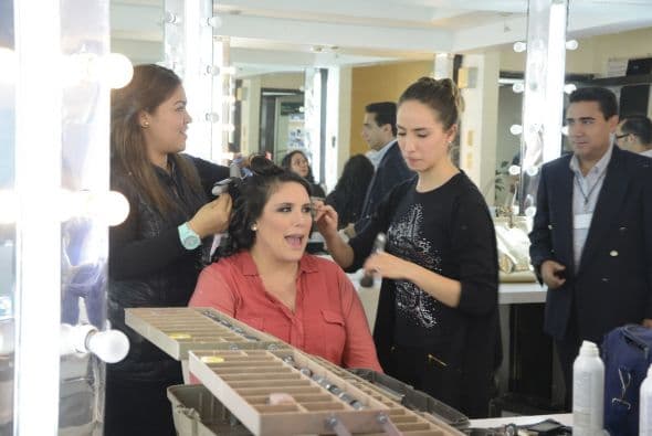 Y con todo y la compañía de su madre, Angélica 'le echaba ojo' de cuando en cuando a Angeliquita.