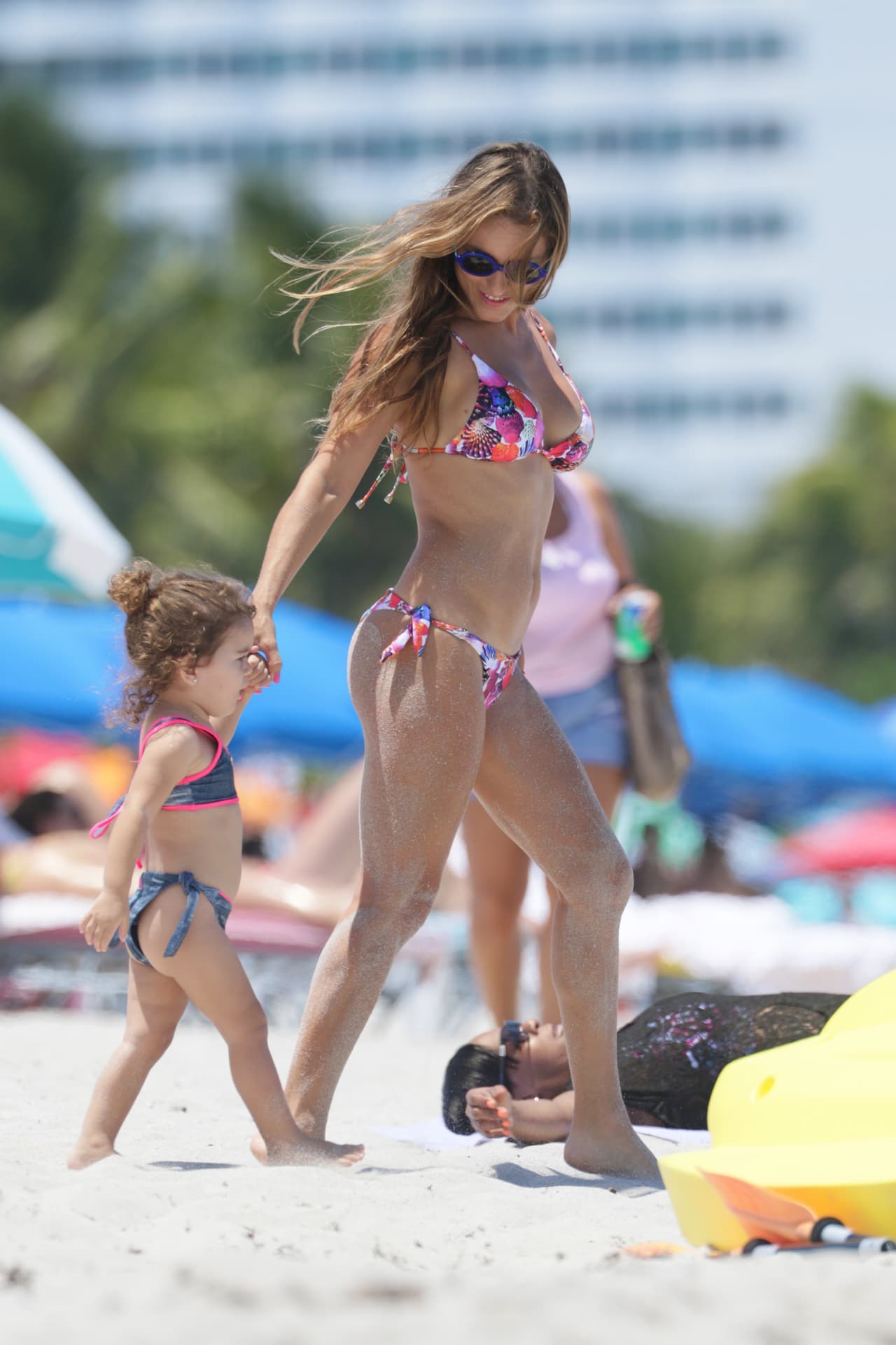 Aquí con la pequeña Erin a punto de meterse al mar.