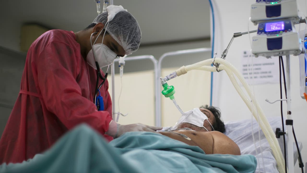 “Está aquí y se está reproduciendo mucho más”: experto ofrece detalles de la variante Delta del coronavirus