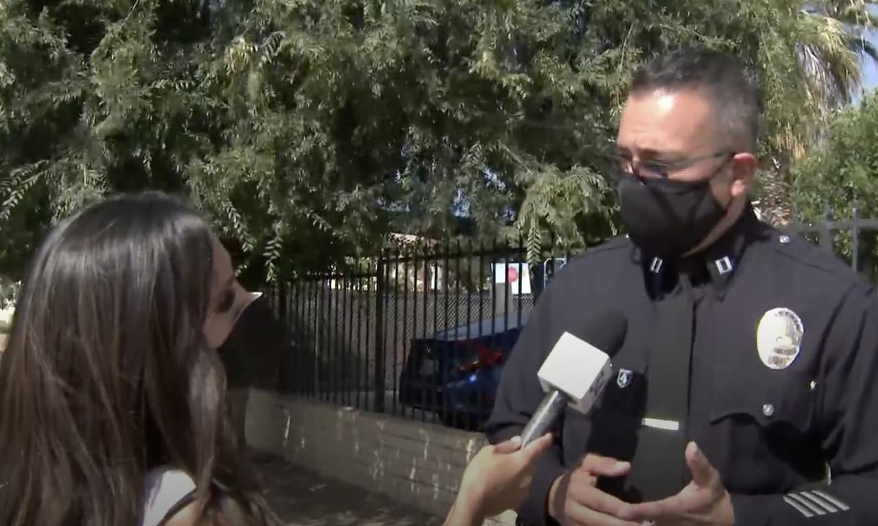 "Hemos visto el crimen que está subiendo mucho", dijo el capitán Germán Hurtado de la Policía de Los Ángeles. "Estamos dando mucha educación a la gente sobre donde ponerse, donde pueden vender, no ponerse en áreas donde no hay mucha luz", aseguró.