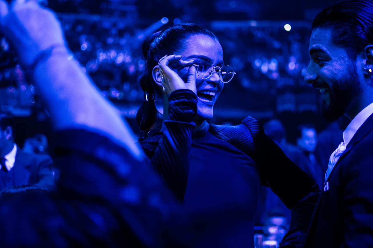 Natalia observó divertida todos los momentos en los que Maluma se convirtió en centro de atención en Premio Lo Nuestro. Le entregó un reconocimiento a Alejandro Fernández, cantó en dos ocasiones y bromeó con otros asistentes. Aquí le prestó sus lentes a Clarissa Molina.