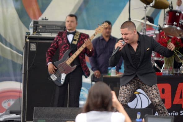 ¿Qué te parece? El cantante está dispuesto a regalar uno de sus preciados tesoros para hacer feliz a su gente.