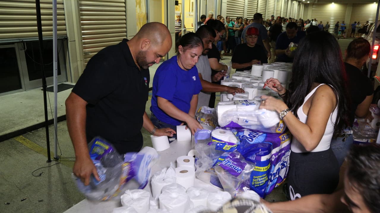 Así fue la entrega de ayudas por 'El Bueno, La Mala y El Feo' en Port Arthur, una de las localidades más afectadas por el huracán Harvey.