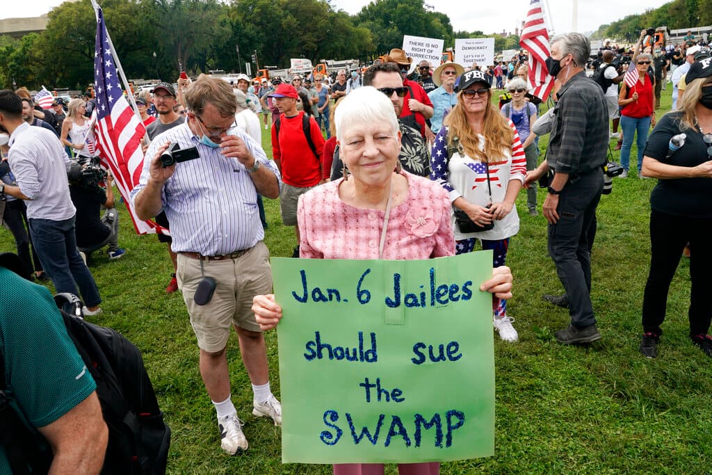 El mitin terminó menos de 90 minutos después de que comenzara alrededor de las 12 pm ET en Union Square, un pequeño parque al oeste, y a la vista, del Capitolio.