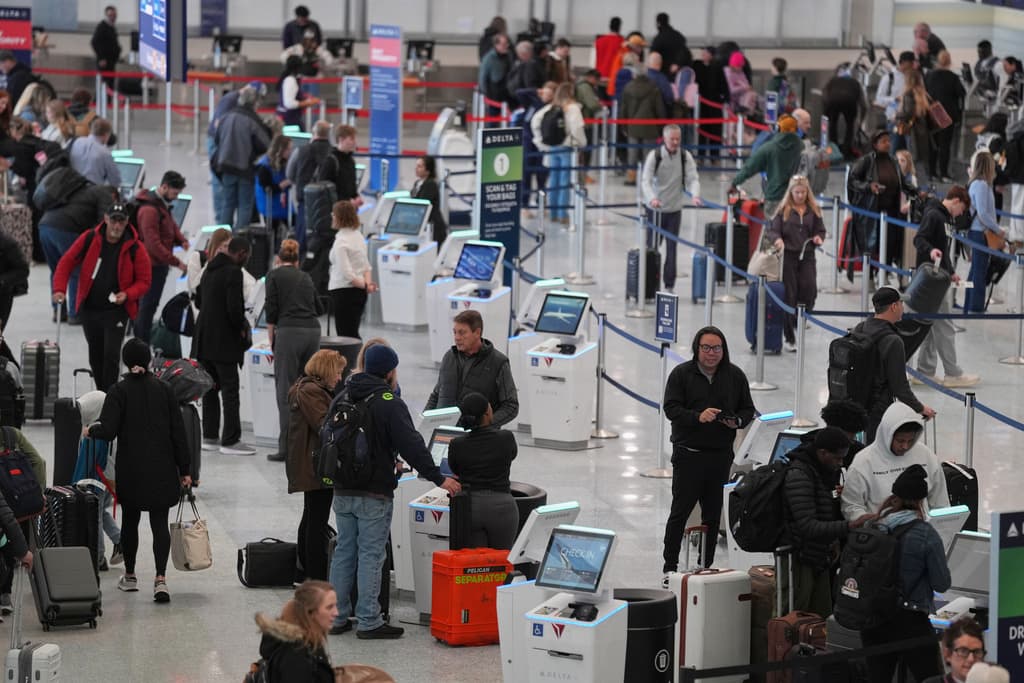 ¿Qué pasa en los aeropuertos hoy? Hay retrasos y cancelaciones de vuelos
