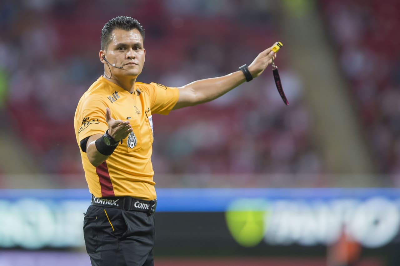 Tras el dominio de Chivas, el árbitro central de marcó la pena máxima a favor del local tras un dudoso empujón en el área al 22'.