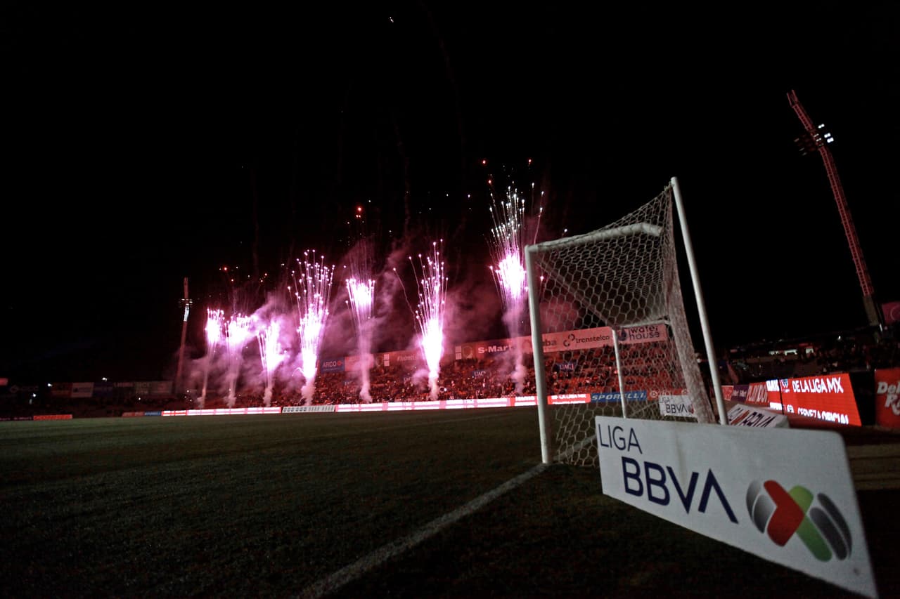 La pirotecnia dio un espectáculo a parte a los expectadores del juego.