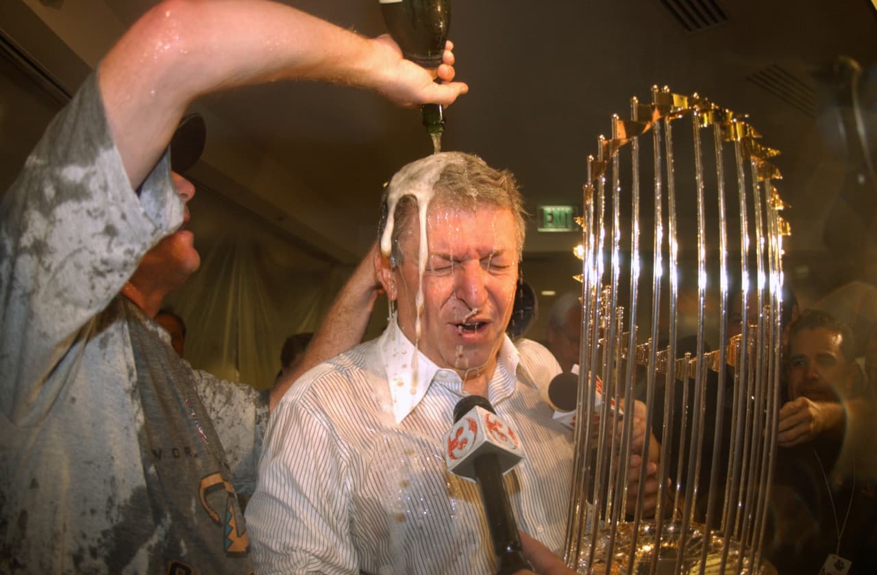 El cuatro, Arizona tomó la ventaja durante ocho entradas 1-3, pero al cierre de la novena, un cuadrangular de Tino Martínez empató los cartones a tres, obligando a extra innings, y fue donde surgió la figura de Derek Jeter con un cuadrangular para marcar en la pizarra el 4-3 definitivo.