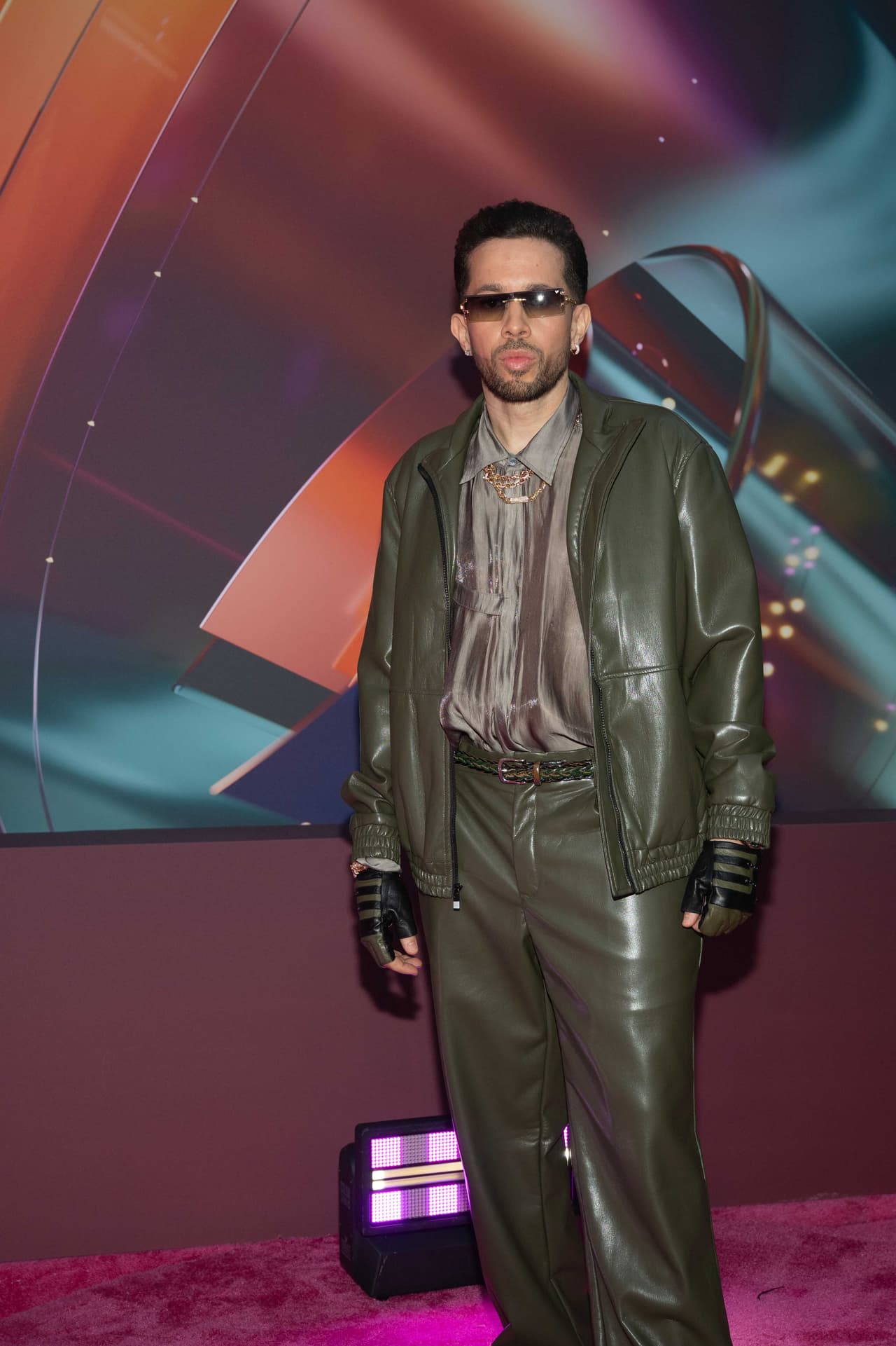 De la Ghetto eligió un estilo metálico para esta noche.