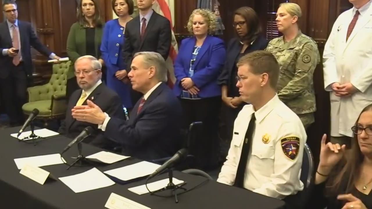 Gobernador de Texas asegura que no es necesario almacenar suministros tras publicaciones de estantes vacíos