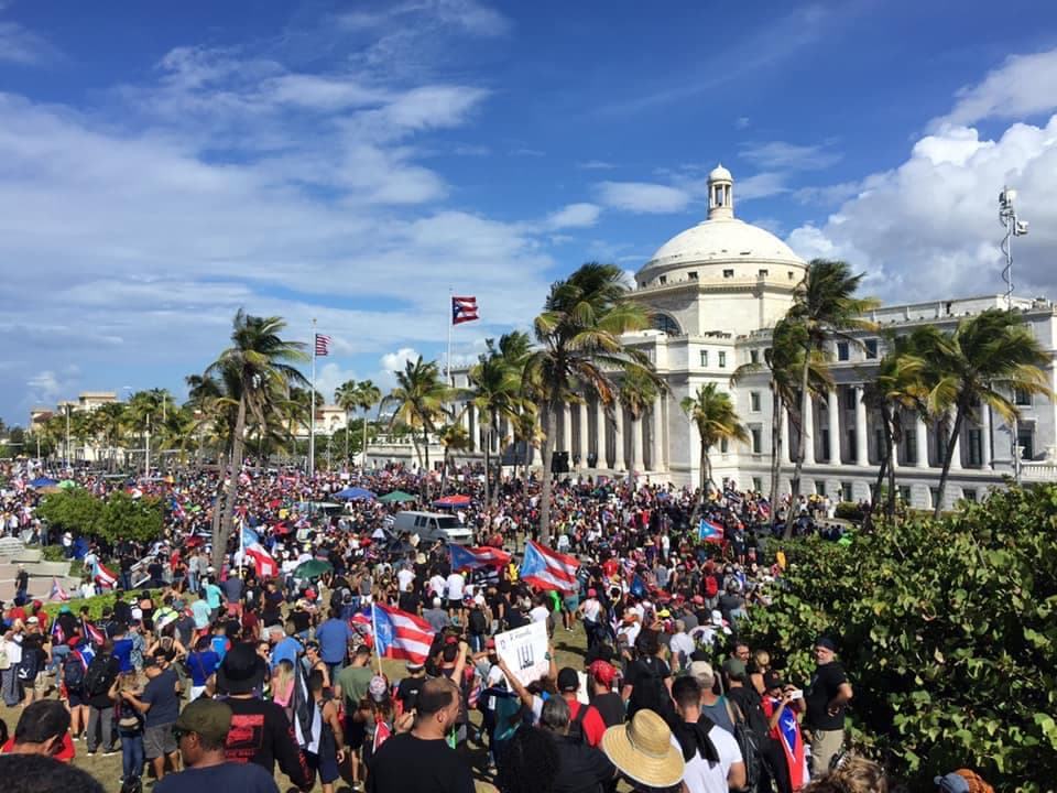 Miles y miles de manifestantes llegaron hasta el Capitolio para hacerle ver al Gobernador que quieren su renuncia.