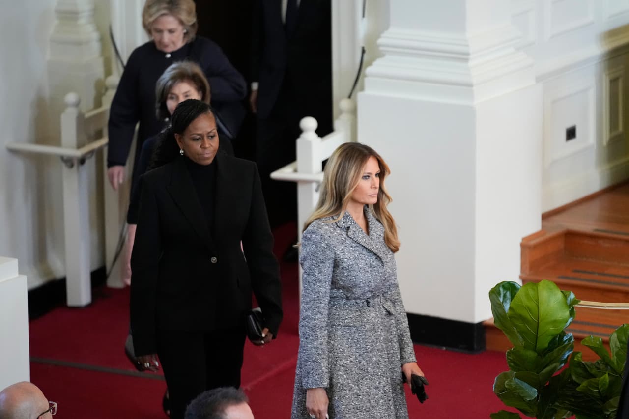 Las ex primeras damas Melania Trump, Michelle Obama, Laura Bush y Hillary Clinton llegan para asistir a un servicio de homenaje a la ex primera dama Rosalynn Carter en la Glenn Memorial Church