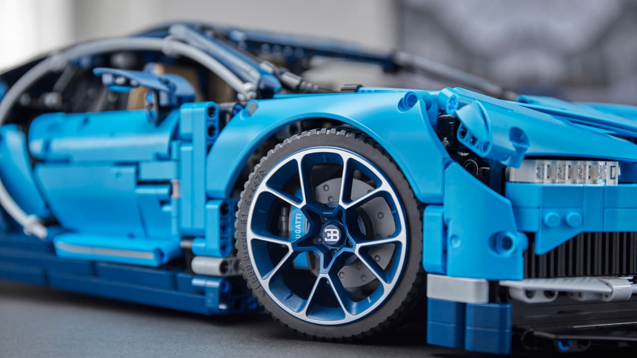 Rines de 10 brazos con el logotipo Bugatti al centro, neumáticos de bajo perfil y hasta el detalle de los frenos son elementos que incluye este juguete de colección de LEGO.