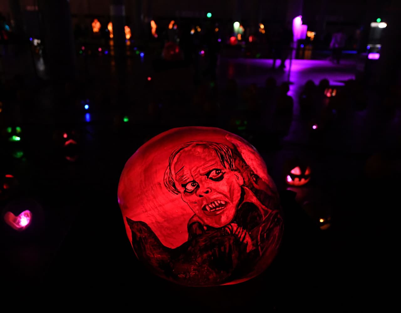 El recorrido por el festival incluye música y demostraciones en vivo del proceso de tallar una calabaza.