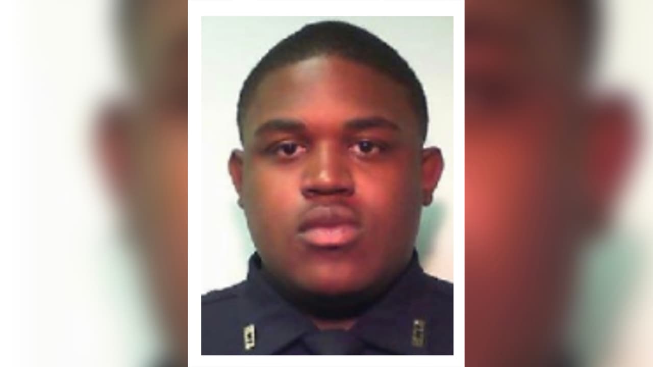 El agente Darrell Garrett, de 28 años recibió un disparo en la espalda, informó el 
<b>alguacil Mark Herman, </b> quien es titular de la corporación policiaca.