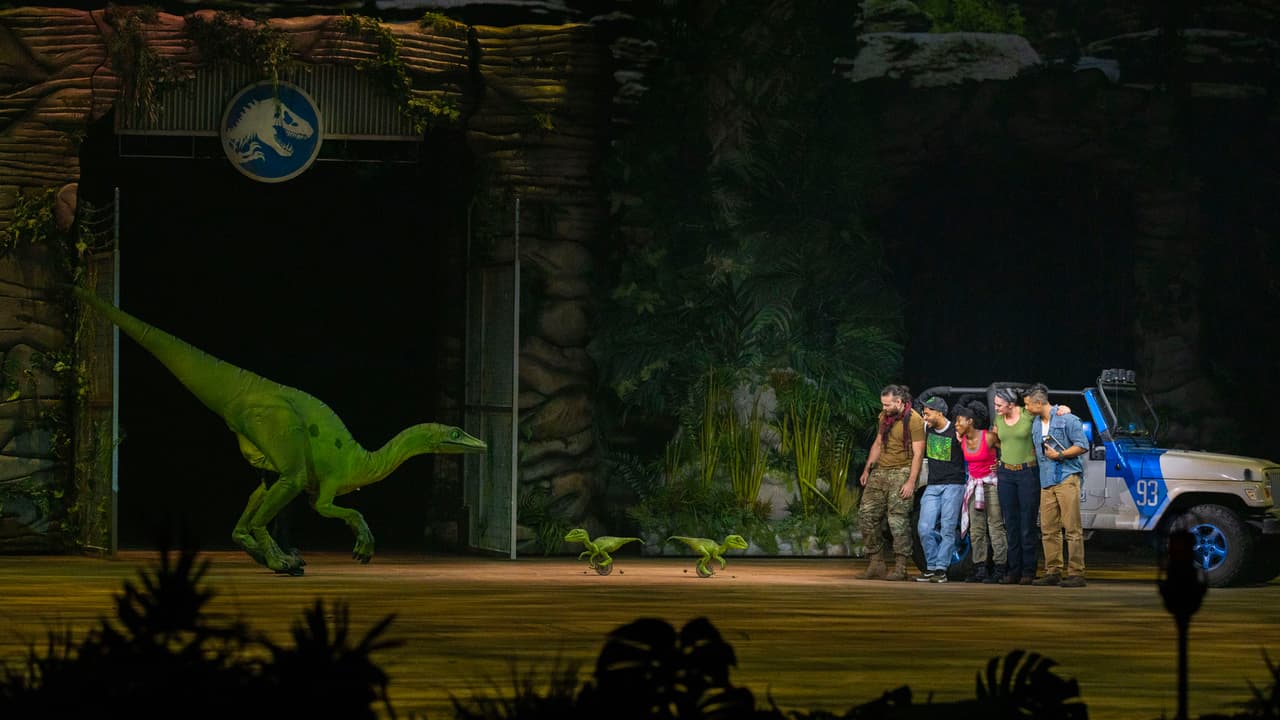 El escenario se convierte en
<b>la densa selva de la Isla Nublar</b> donde los científicos trabajan para desentrañar un plan corrupto y salvar a un nuevo dinosaurio de un terrible destino.