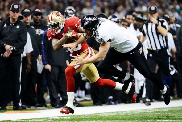 La gran fiesta deportiva del año en Estados Unidos, el Super Bowl de la Liga Nacional de Fútbol Americano (NFL), en su cuadragésima séptima edición, ya forma parte de la historia con los Ravens de Baltimore como nuevos campeones al vencer por 34-31 a los 49ers de San Francisco. Los pronósticos se cumplieron, los Ravens llegaron al Mercedes-Benz Super Dome de Nueva Orleans con el mejor mariscal de campo del momento, Joe Flacco, y la mejor defensa de la NFL, ambos factores se hicieron presentes en los momentos decisivos que hicieron posible el triunfo y el conseguir el segundo trofeo Vince Lombardi en la historia de la franquicia de Baltimore. Flacco, de 28 años, fue el líder perfecto en la primera parte al conseguir tres pases de anotación, que lo dejaron como el sexto mariscal que lo consigue en la historia del Super Bowl y una ventaja parcial de 21-6 al descanso que sería decisiva. El safety Ed Reed, nativo de New Orleans, empataría la mejor marca de la fase final de la NFL con nueve robos aéreos, mientras que Kaepernick quedaría con la mancha de la interceptación que sufrió. Antes que se diese el ya histórico apagón, el primero en un Super Bowl, el receptor abierto Jacoby Jones también quiso entrar en los libros de las marcas al conseguir nada más comenzar el tercer periodo al regresar 108 yardas de "touchdown" una devolución de balón, la mejor de todos los tiempos. Kaepernick y los 49ers vivieron los momentos estelares del partido al conseguir 23 puntos en menos de 13 minutos, 17 fueron consecutivos. Lewis, no brilló como en el primer Super Bowl del 2001 cuando ganó el premio de Jugador Más Valioso (MVP), que esta vez le fue con todos los honores a Flacco, al completar 22 de 33 pases para 287 yardas, sin interceptaciones, pero hizo seis derribos y cuatro fueron "placajes" solitarios. Suficientes para que los Ravens lograsen el segundo trofeo Vince Lombardi en su historia y Lewis pudiese cerrar con broche de oro su legado de 17 temporadas brillantes dentro de la competición de la NFL. Mientras que la revelación de la temporada Kaepernick confirmó que es un mariscal muy especial, lleno de energía, que corre como nadie, que tiene un dinamismo único, pero que todavía no pudo emular a los legendarios Montana y Young, que lo precedieron al frente de los 49ers en los cinco Super Bowls que disputaron y que consiguieron ganar. Los jugadores de los 49er, encabezados por el corredor Frank Gore insistieron que su equipo fue mejor como conjunto que los Ravens se aprovecharon de acciones aisladas. Pero el marcador final estableció que los ganadores fueron los Ravens, por eso dos hermanos, John y Jim Harbaugh, los primeros en la historia de la NFL que dirigieron a los equipos que disputaron un título de Super Bowl, al concluir el partido fueron al encuentro y se dieron un gran abrazo.