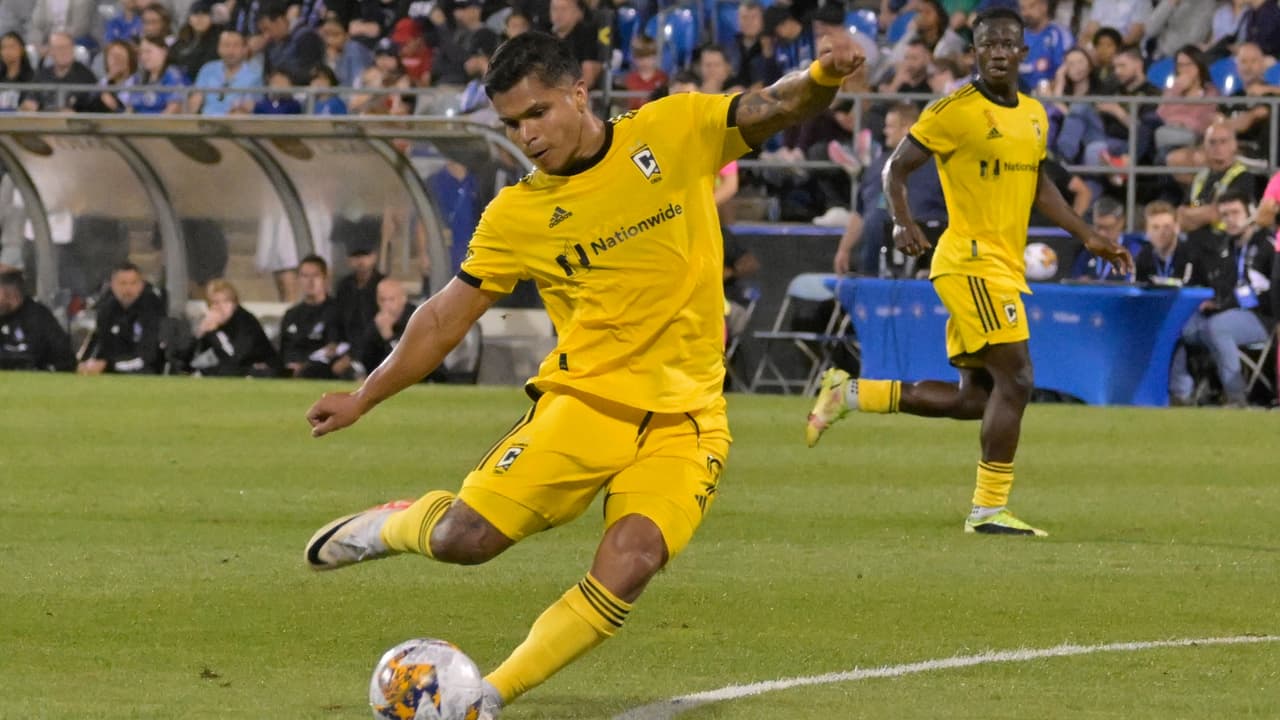 ¡Cucho volador! Triplete de Hernández guía el triunfo de Columbus