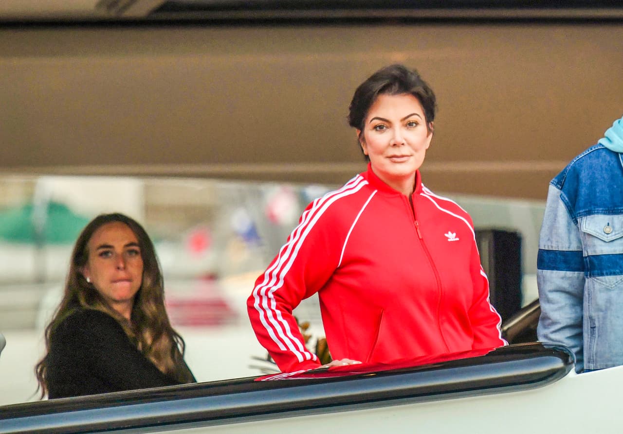 Eso hace a Chloe Green (y a su bebé) herederos de una gran fortuna proveniente de Arcadia, la multinacional de su padre que abarca una gran cantidad de tiendas de ropa, zapatos y accesorios.