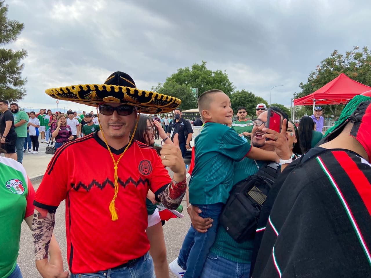 No faltó las banderas, los sombreros y las familias listas para apoyar a su equipo. 
<br>
