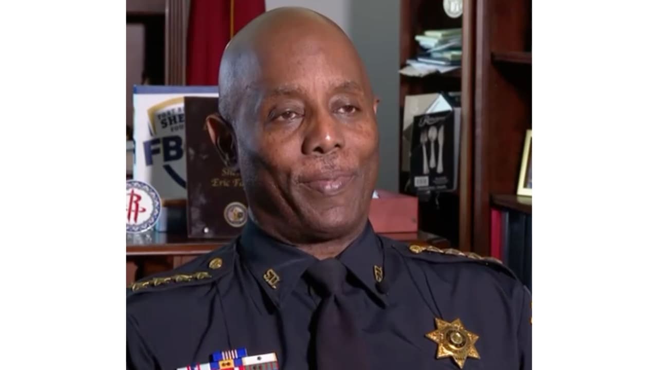 <h2 class="cms-H2-H2">Eric Fagan</h2>
<br>
<h3 class="cms-H3-H3">Precandidato y Actual Alguacil de Fort Bend</h3>
<br>
<br>
<h3 class="cms-H3-H3">¿Cuál es su motivación para ser Alguacil de Fort Bend?</h3>
<br>"Ha sido una gran experiencia desde que participe en la contienda y entramos en oficinas en el 2021. Este condado es uno de los que más crecen, pero también de los más diversos en el estado y país. Esa fue una motivación, además de darle la oportunidad a minoría la de integrarse en posiciones de liderazgo que no existían antes".
<br>
<br>
<h3 class="cms-H3-H3">¿Qué tan importante es para usted la diversidad en los agentes que están en contacto con la comunidad?</h3>
<br>"Necesitamos gente que esté en posiciones de liderazgo, entienda nuestra cultura y comunidades. Diversidad no representa nada si no hay inclusión. Por primera vez en el condado tenemos 4 hispanos en liderazgo, incluyendo mujeres".
<br>
<br>
<h3 class="cms-H3-H3">¿Cuál es su objetivo principal en la lucha contra el crimen?</h3>
<br>"La pasada administración decía que no había problemas de tráfico humano y pandillas, sin embargo, nos enfocamos en el tráfico humano que sabemos, son delitos graves. De hecho hemos logrado procesar más de 100 traficantes. Sabemos que necesitamos más agentes pero seguiremos trabajando".