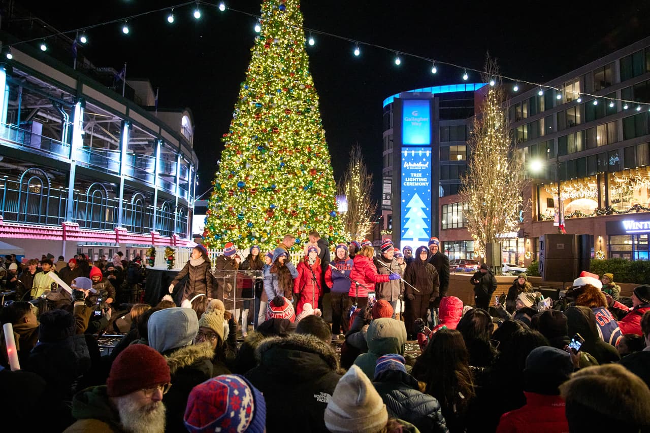 Diversión para todas las edades en Winterland, al lado del Wrigley Field. Hasta el 31 de diciembre, Gallagher Way se llena de magia navideña, la entrada es gratuita y algunas actividades como el tren navideño, comida internacional y fotos en cabina están disponibles para compra en el lugar.