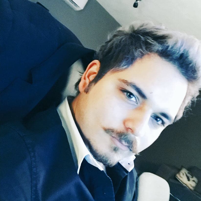 Aunque ya tiene 28 años, su rostro luce igual que cuando era niño.