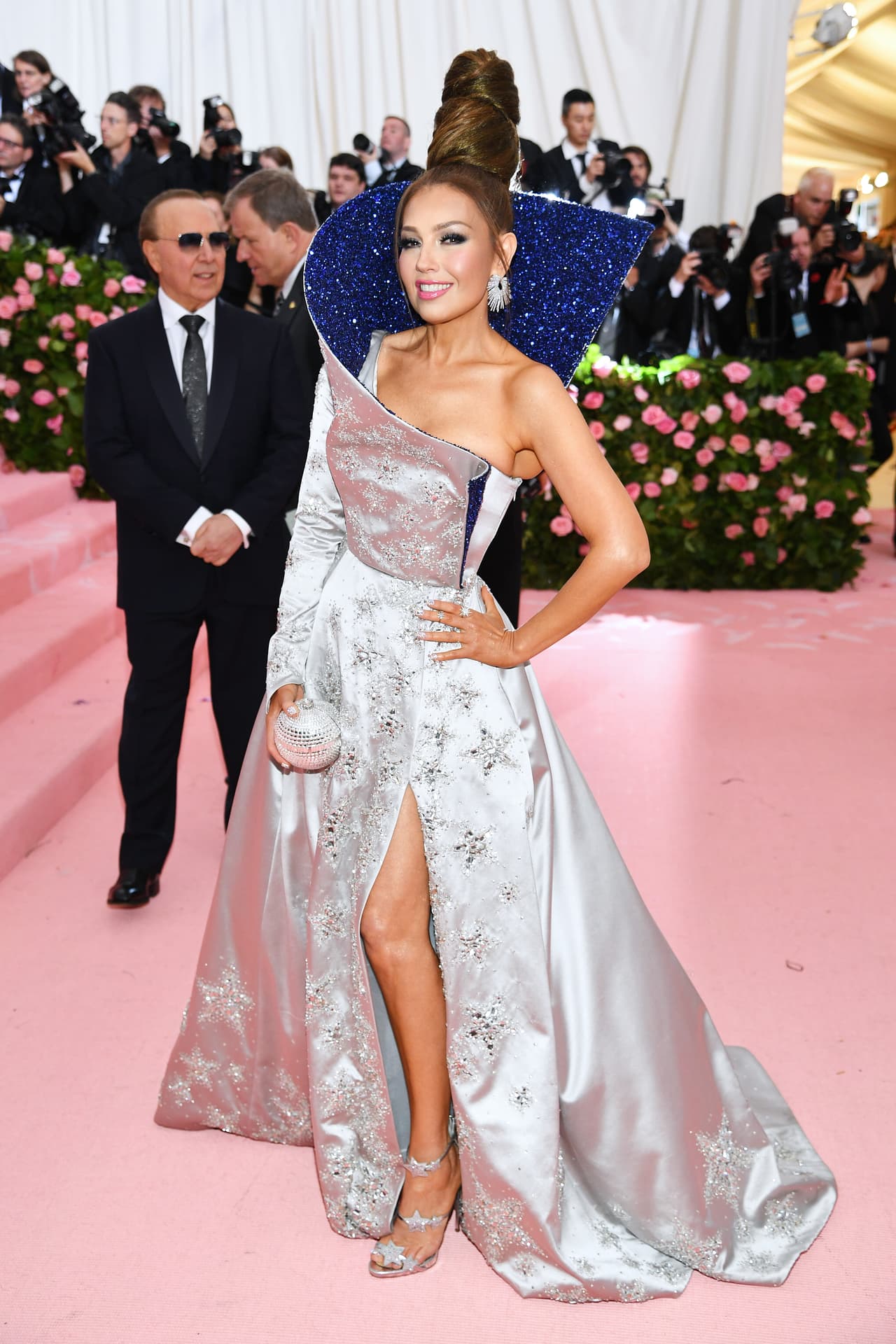 #1
<br>El tema para la 
<a href="https://www.univision.com/radio/radio-nacional/famosos-deslumbraron-con-sus-extravagantes-vestidos-en-met-gala-2021-fotos">Met Gala</a> de 2019 fue camp, celebrando lo excesivo. En esa ocasión la artista optó por un vestido plateado con un largo cuello asimétrico, rematando el look con unos tacones adornados con estrellas.