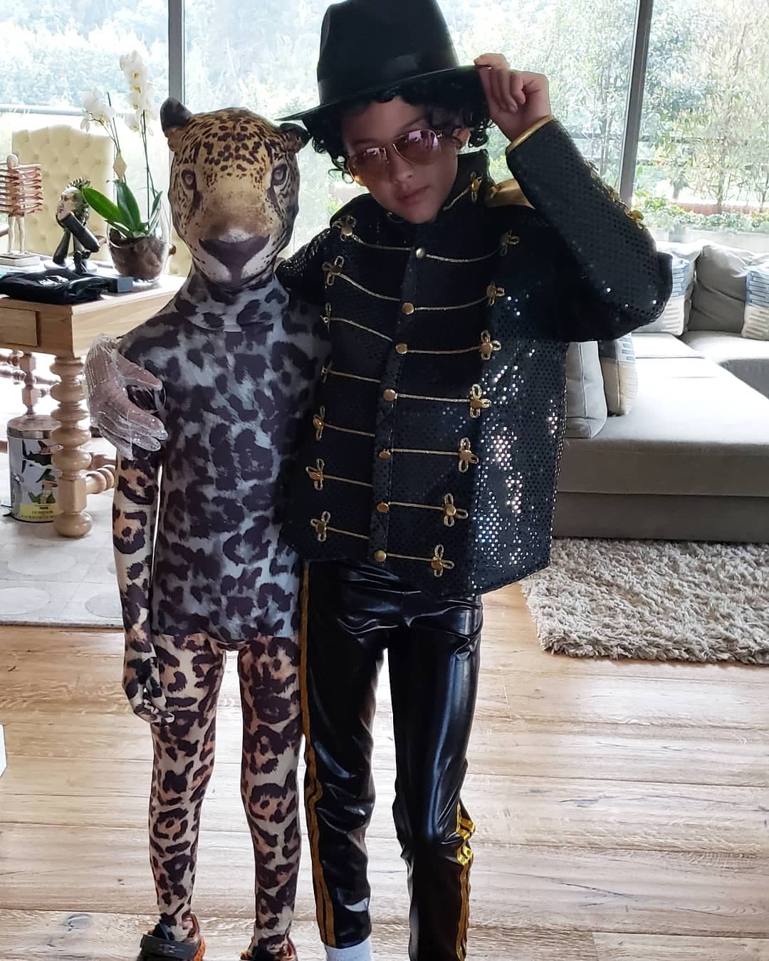 <b>Carlos Vives </b>publicó en las redes a sus hijos disfrazados de tigresa y Michael Jackson.