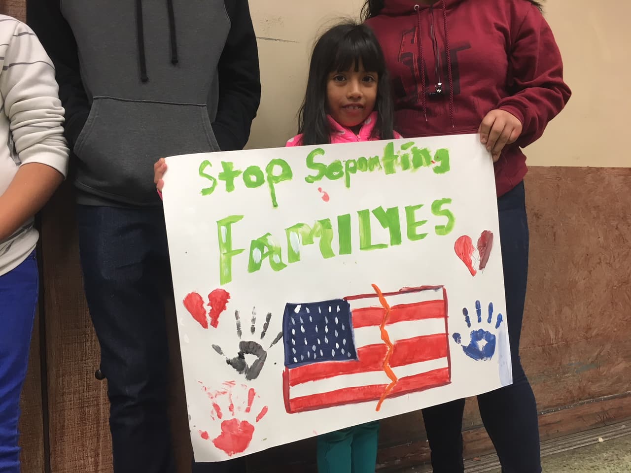 Niños hispanos al presidente Trump: “No más armas” y “No sea racista”