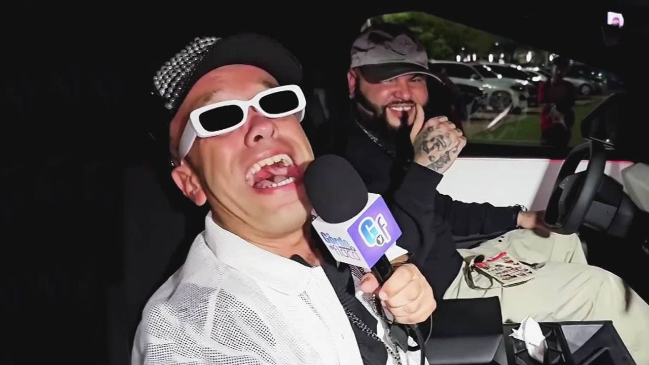 Carlitos 'El Productor' y sus travesuras con Farruko y otros famosos en Premios Juventud